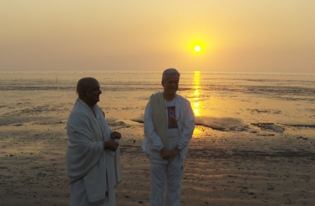 Meeting with Shrí Svámin  Munishri Kirtichandrají, Founder of  Shantiniketan Áshrama - Valsad, India - 2008