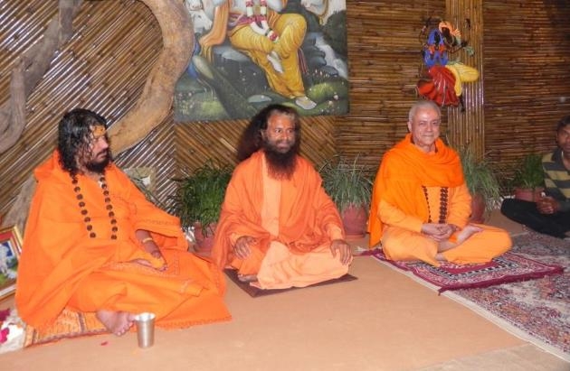 Meeting with H.H. Pujya Svámin Chidanand Sarasvatiji Maharaj